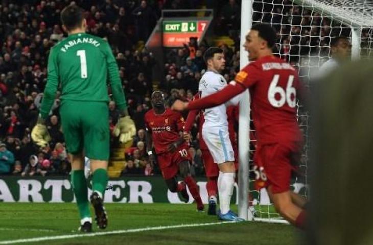 Selebrasi para pemain Liverpool usai Sadio Mane mencetak gol kemenangan 3-2 atas West Ham United. (PAUL ELLIS / AFP)