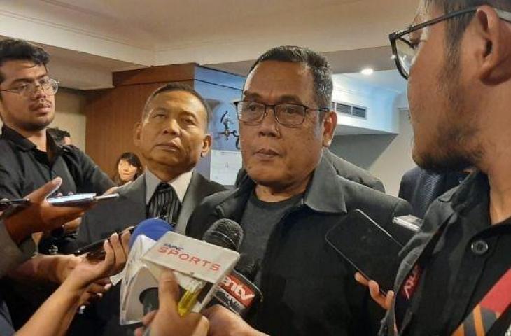 Direktur Utama PT Liga Indonesia Baru (LIB), Cucu Soemantri usai menggelar manajer meeting di Hotel Century, Jakarta, Rabu (19/2/2020). (Suara.com/Adie Prasetyo Nugraha)