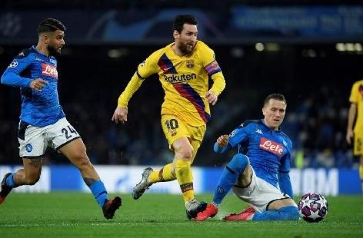 Dua pemain Napoli nampak mengepung pergerakan bintang Barcelona, Lionel Messi. (FILIPPO MONTEFORTE / AFP)