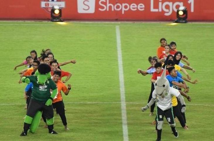 Dua maskot kesebelasan Persebaya Surabaya berjoget saat pembukaan kompetisi Liga 1 2020 di Gelora Bung Tomo (GBT), Surabaya, Jawa Timur, Sabtu (29/2/2020). (ANTARA FOTO/M Risyal Hidayat)