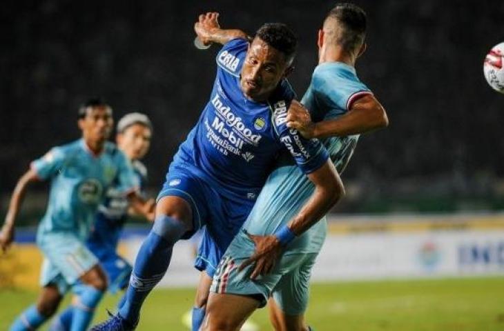 Penyerang Persib Bandung, Wander Luiz (kiri) berusaha melewati pemain Persela Lamongan, Jasmin Mecinovic pada pertandingan pekan pertama Liga 1 2020 di Stadion Si Jalak Harupat, Bandung, Jawa Barat, Minggu (1/3/2020) malam. [ANTARA FOTO/Raisan Al Farisi]