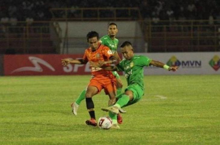 Pemain Persiraja, Agus Suhendra (kaos orange) berebut bola dengan pemain Bhayangkara FC dalam laga Liga 1 2020 di Stadion Harapan Bangsa Banda Aceh, Sabtu (29/2/2020) malam. (Antara Aceh/HO/Media Officer Persiraja)