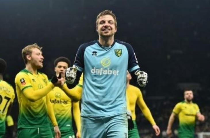 Kiper Norwich City, Tim Krul merayakan keberhasilannya mengalahkan Tottenham Hotspur lewat adu penalti di Piala FA di Tottenham Hotspur Stadium. (Glyn KIRK / AFP)