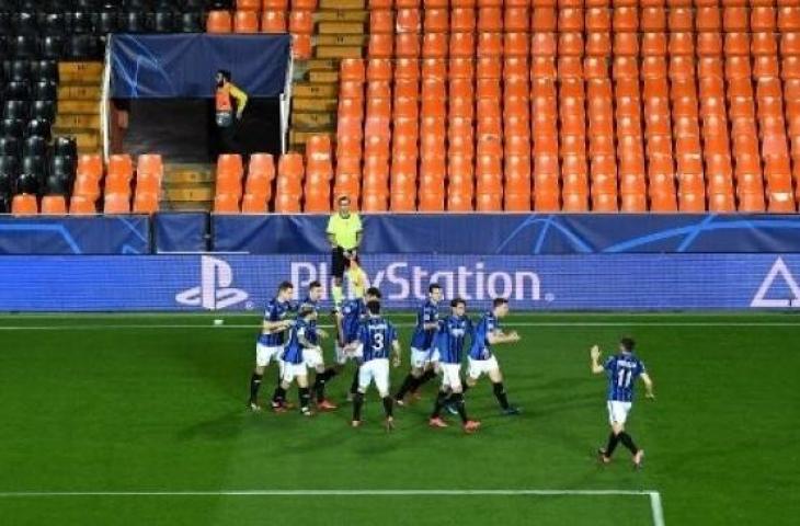 Gelandang Atalanta, Josip Ilicic (tengah) merayakan golnya ke gawang Valencia dalam laga leg kedua babak 16 besar Liga Champions di Estadio Mestalla. (POOL UEFA / AFP)