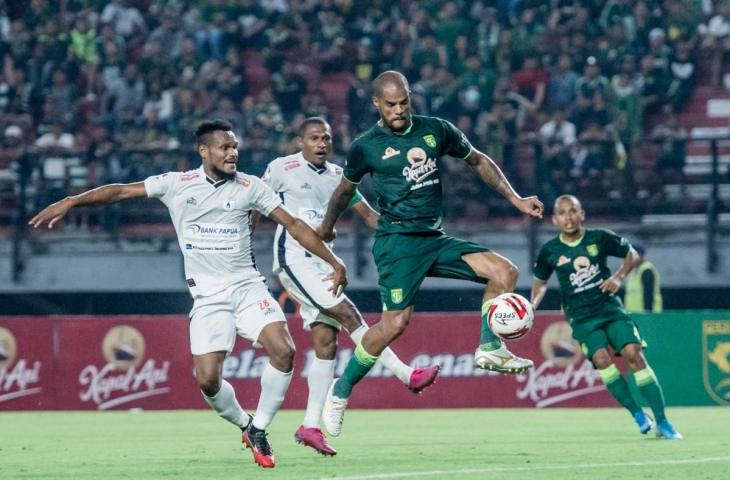 Striker Persebaya Surabaya, David Da Silva saat mencetak gol ke gawang Persipura Jayapura. (Dok. Persebaya)