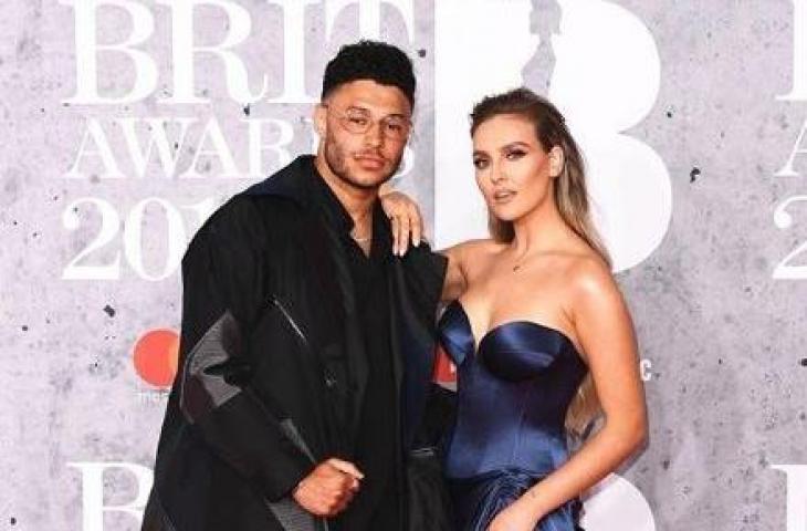 Alex Oxlade-Chamberlain saat berpose dengan sang pacar Perrie Edwards. (Instagram/perrieedwards)