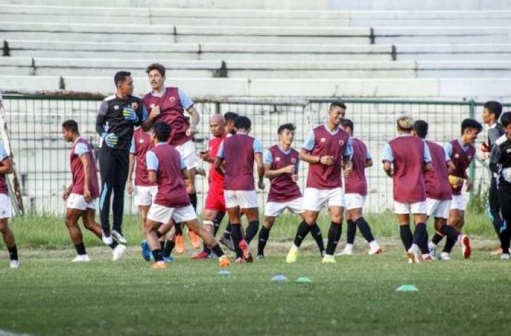 Pemain PSM Makassar saat melakukan sesi latihan di lapangan Stadion Mini Cibinong, Bogor, Jawa Barat, Selasa (28/1/2020). (ANTARA FOTO/Yulius Satria Wijaya)