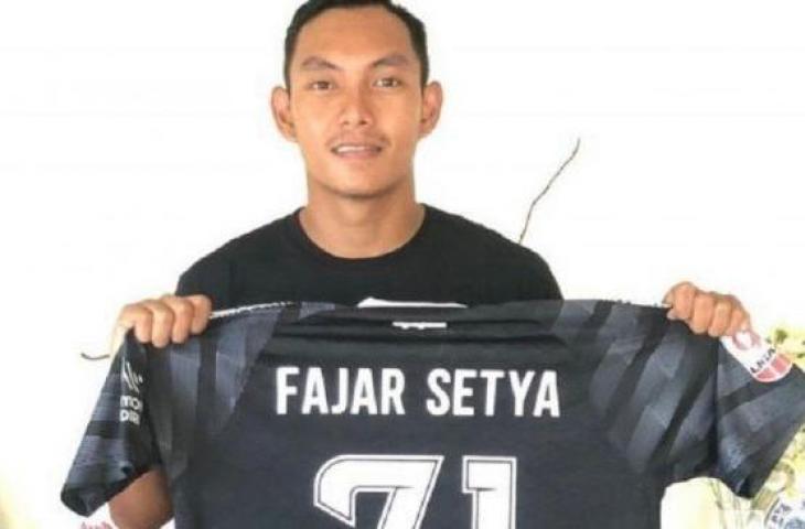 Kiper Persik Kediri, Fajar Setya Jaya akan melelang jersey miliknya guna membantu penanganan virus corona di Indonesia. (ANTARA Jatim/HO)