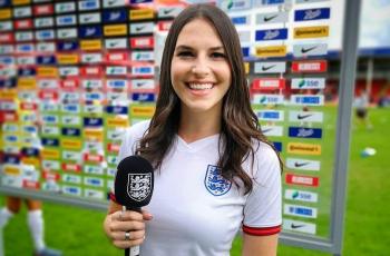 5 Potret Nicole Holliday, Presenter Cantik yang Bikin Fans Arsenal Tergila-gila