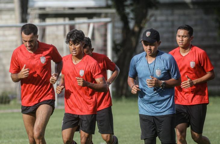 Pelatih fisik Bali United, Yogi Nugraha, saat mendampingi anak asuhnya. (Dok. Bali United)