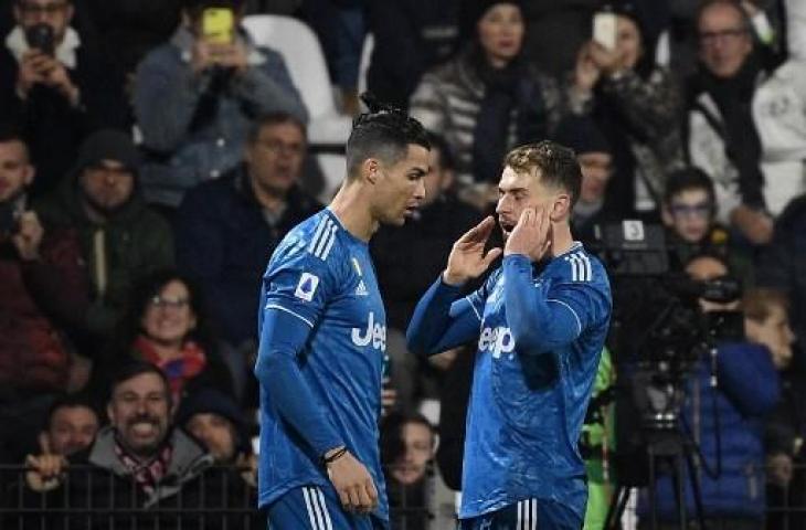 Dua pemain juventus, Aaron Ramsey dan Cristiano Ronaldo. (ISABELLA BONOTTO / AFP)