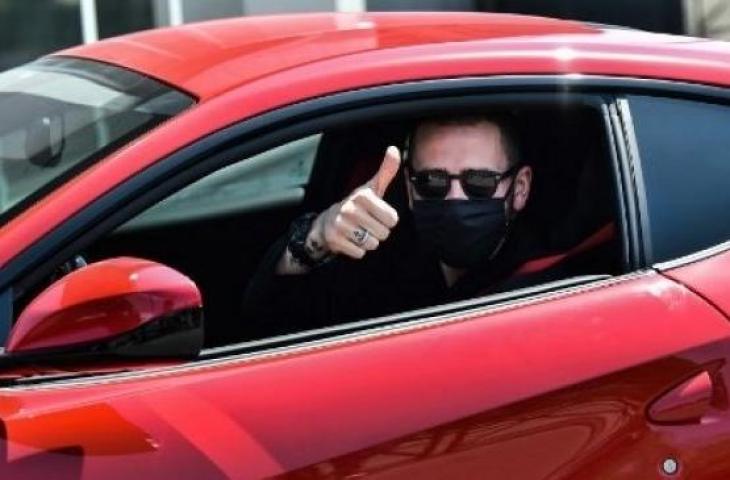 Bek Juventus Leonardo Bonucci dengan memakai masker wajah tiba dengan mobilnya di pusat pelatihan olahraga di Continassa Training Centre di Turin pada Selasa (5/5/2020) waktu setempat. (Marco BERTORELLO / AFP)