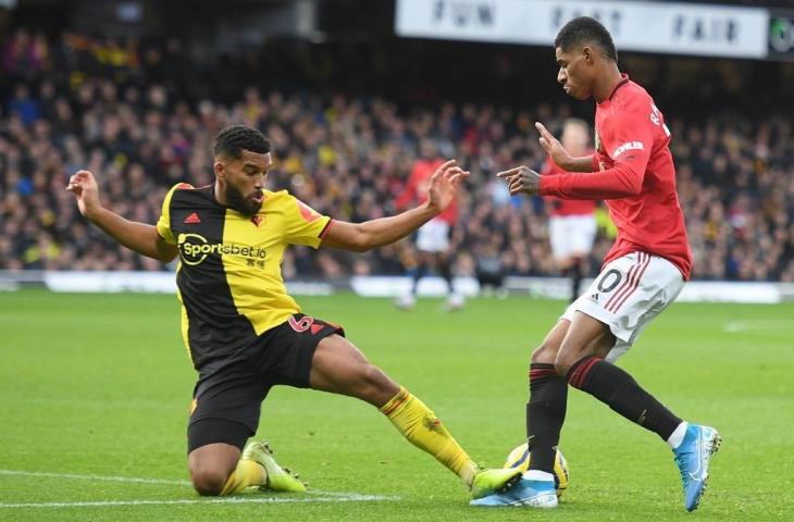 Pemain Watford, Adrian Mariappa, saat berduel dengan Marcus Rashford. (Daniel Leal-Olivas/AFP).