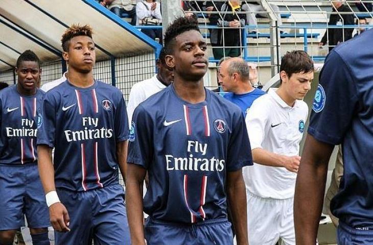 Jordan Diakiese (tengah) saat masih menjadi bagian akademi PSG. (Twitter/PSG)