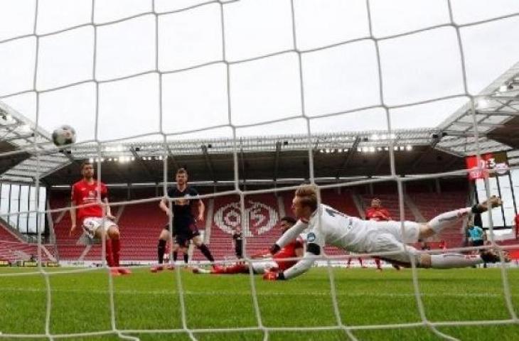 Striker Leipzig Timo Werner (tengah) mencetak gol ke gawang Mainz dalam lanjutan Bundesliga. (KAI PFAFFENBACH / POOL / AFP)