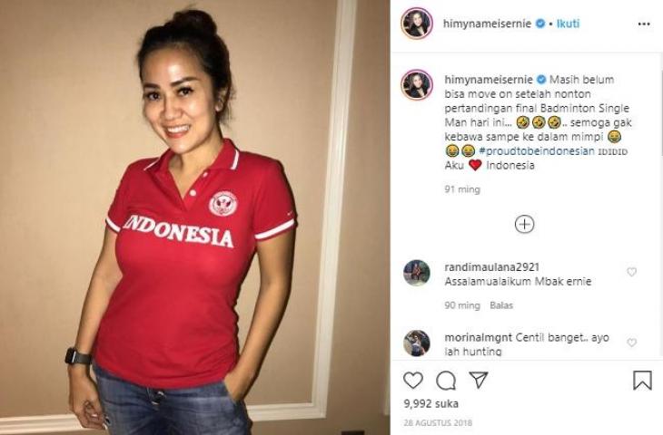 Gaya Tante Ernie saat menyaksikan pertandingan bulu tangkis. (Instagram/@himynameisernie).