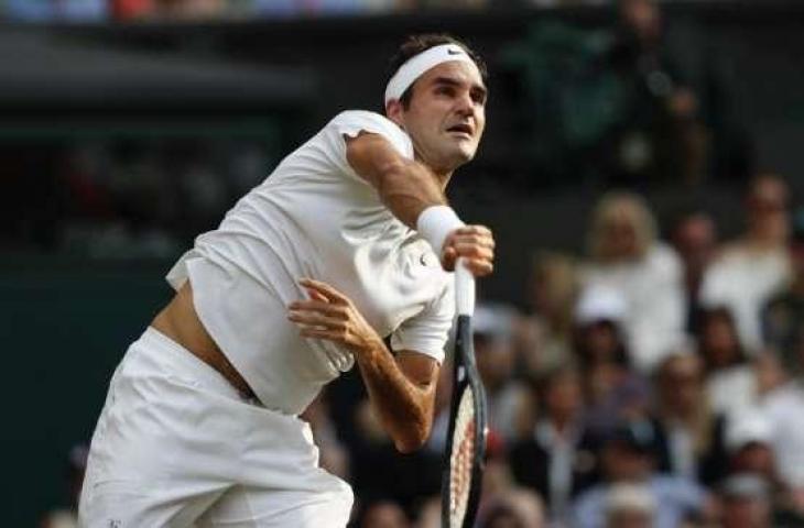 Petenis Swiss, Roger Federer menghadapi Dusan Lajovic di ajang Wimbledon [AFP]