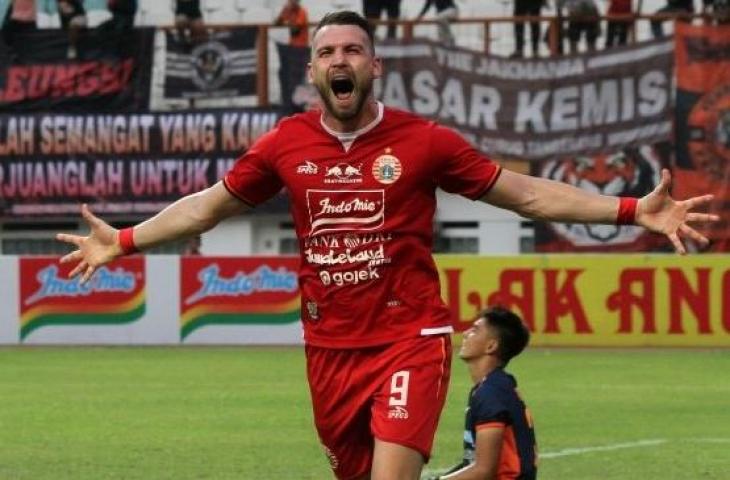 Striker Persija Jakarta Marko Simic melakukan selebrasi usai mencetak gol keempat ke gawang Borneo FC pada laga pertandingan Liga 1 di Stadion Wibawa Mukti, Cikarang, Jawa Barat, Senin (11/11/2019). Pada laga pertandingan tersebut Persija Jakarta berhasil menang atas Borneo FC dengan skor akhir 4-2. ANTARA FOTO/Risky Andrianto