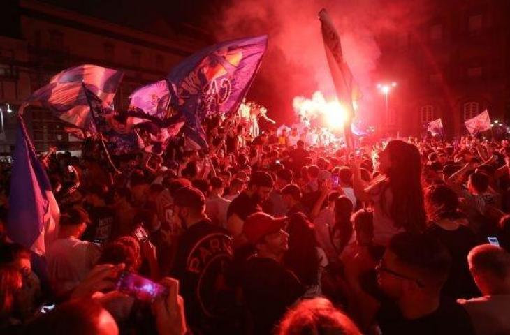 Suporter Napoli merayakan kemenangan atas Juventus pada final Coppa Italia di pusat Kota Napoli, Italia,Kamis (18/6) dini hari WIB.  [Carlo Herman/AFP]