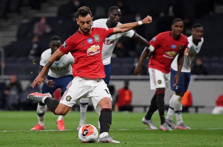 Gelandang Manchester United, Bruno Fernandez, saat mengeksekusi penalti ke gawang Tottenham. (Shaun Botterill/AFP).