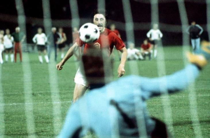 Antonin Panenka saat pertama kali memperkenalkan tendangan penalti Panenka. (Twitter/@ArndTheGrnds)