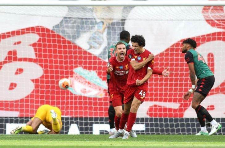 Selebrasi gelandang Liverpool, Curtis Jones usai mencetak gol ke gawang Aston Villa. (Twitter/@LFC)