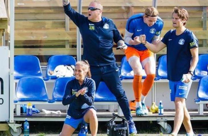 Renate Koppen Blindheim jadi pelatih wanita pertama yang menukangi tim sepak bola laki-laki di Norwegia bersama klub Sotra SK Herrer. (Instagram/sotrafotball/Vidar Ruud / NTB scanpix)