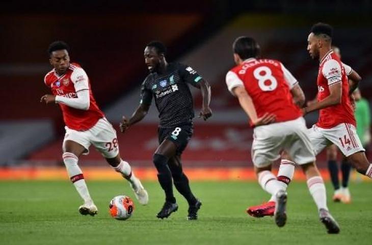 Gelandang Liverpool, Naby Keita saat dikepung pemain Arsenal. (GLYN KIRK / POOL / AFP)