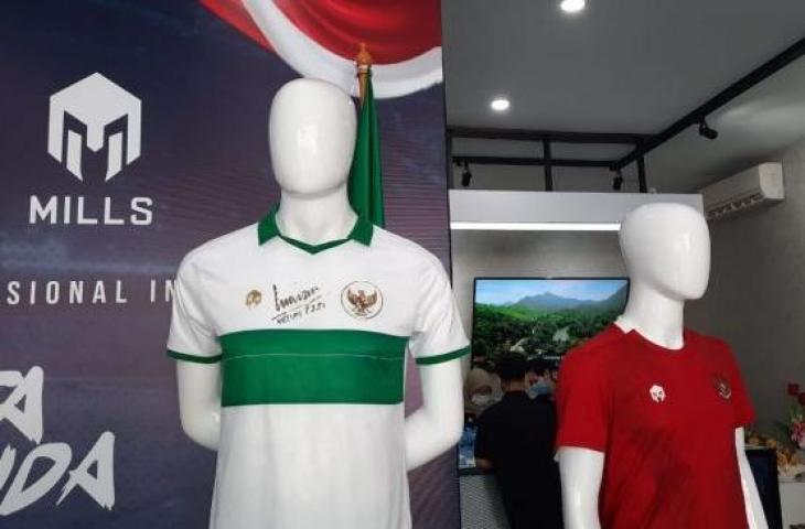 Jersey away (putih hijau) dan home (merah) Timnas Indonesia (Suara.com/Adie Prasetyo Nugraha).