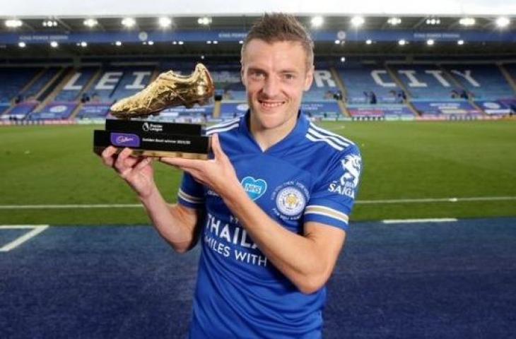 Striker Leicester City, Jamie Vardy dengan trofi Sepatu Emas usai jadi top skor Liga Inggris 2019/2020. [Laman resmi Leicester City]