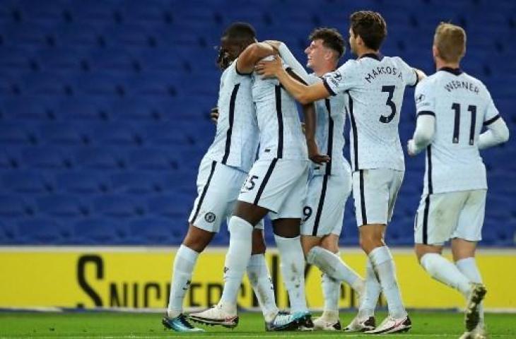 Ekspresi kebahagiaan para pemain Chelsea usai Kurt Zouma mencetak gol ke gawang Brighton, Selasa (15/9/2020). (Peter Czlborra/AFP).