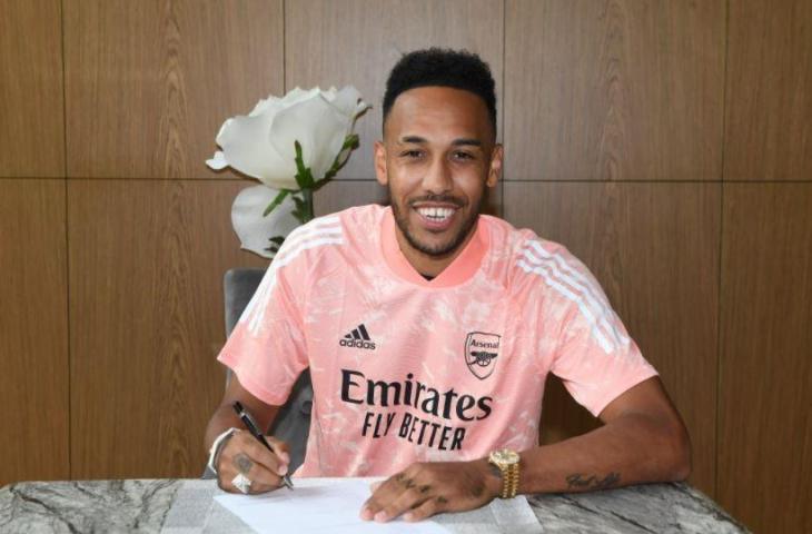 Pierre-Emerick Aubameyang resmi memperpanjang kontrak di Arsenal hingga 2023. (Twitter/@arsenal)