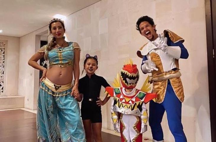 Potret cantik Jennifer Bachdim saat merayakan Halloween bersama sang suami Irfan Bachdim dan kedua anaknya. (Instagram/ibachdim)