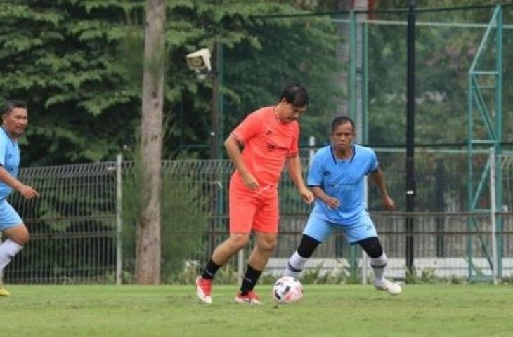 Ricky Yakobi sebelum terjatuh saat bermain bola di Senayan, Jakarta, Sabtu. HO/Lody Hutabarat