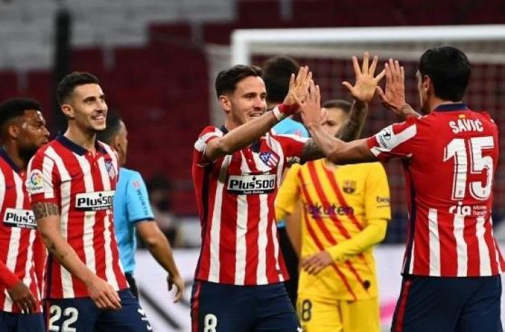 Pemain Atletico Madrid berselebrasi di akhir laga usai menang 1-0 atas Barcelona pada pertandingan pekan ke-10 Liga Spanyol di Estadio Wanda Metropolitano, Madrid, Minggu (22/11/2020) dini hari WIB. [GABRIEL BOUYS / AFP]