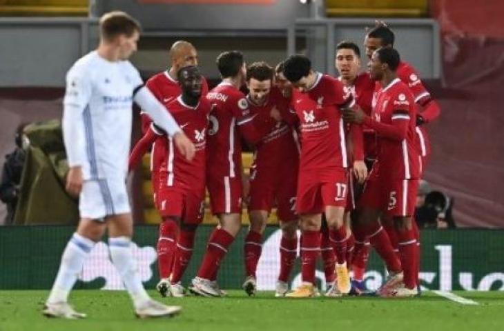 Para pemain Liverpool merayakan gol Diogo Jota (tengah) ke gawang Leicester City dalam laga lanjutan Liga Inggris di Anfield. (Laurence Griffiths/AFP).