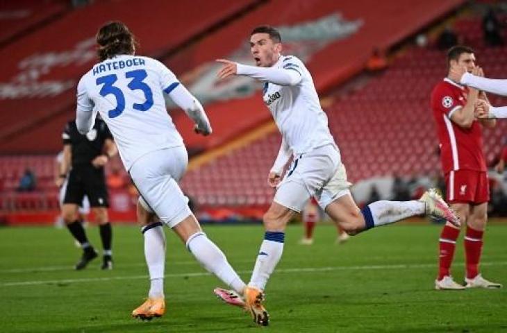 Selebrasi bek Atalanta, Robi Gosens, usai menjebol gawang Liverpool. (Laurence Griffiths/AFP).