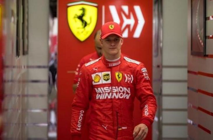 Mick Schumacher berjalan keluar dari garasi setelah melakukan lap pertama bersama tim Ferrari di sirkuit Sakhir, dekat Manama, Bahrain, 2 April 2019. Lelaki usia 20 tahun ini adalah putra juara dunia tujuh kali Michael Schumacher, yang meraih lima kali gelarnya bersama tim Ferrari [AFP/Andrej Isakovic].