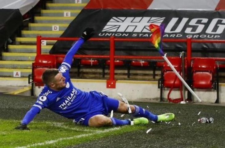 Penyerang Leicester City Jamie Vardy melakukan selebrasi usai mencetak gol kedua timnya saat menghadapi Sheffield United di pekan ke-11 Liga Inggris, di Bramall Lane, Minggu (6/12/2020). [JASON CAIRNDUFF / POOL / AFP]