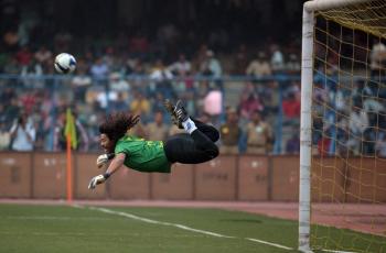 Pose Telanjang, Putri Kiper Legendaris Timnas Kolombia Tiru Aksi Ayahnya