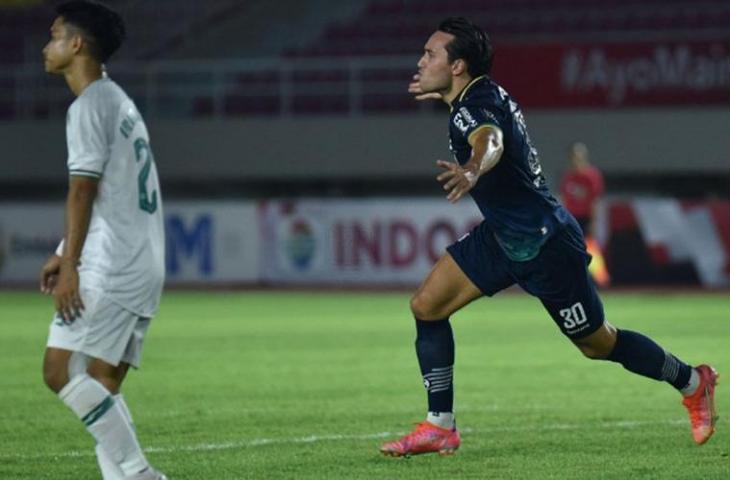 Penyerang Persib Bandung Ezra Walian (kanan). - Persib.co.id