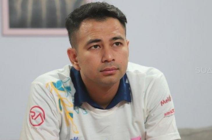 Artis Raffi Ahmad berpose saat berkunjung di kantor Redaksi Suara.com, Jakarta, Rabu (27/3). [Suara.com/Muhaimin A Untung]