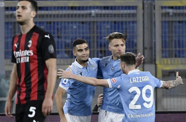 Pemain Lazio Ciro Immobile mencetak gol ketiga saat pertandingan Liga Italia antara Lazio dengan AC Milan yang berakhir dengan skor 3-0 untuk kemenangan Lazio di Stadio Olimpico, Roma, Italia, pada 26 April 2021. (Filippo MONTEFORTE / AFP).