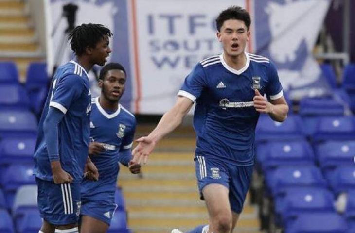 Bek Timnas Indonesia, Elkan Baggott saat mencetak satu gol untuk Ipswich Town menang 3-2 atas Sheffield United U-18 dalam laga perempat final FA Youth Cup 2020/2021, Sabtu (1/5/2021). (Dok. Ipswich Town)