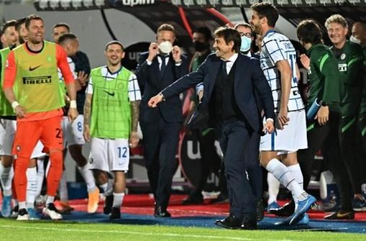 Selebrasi Antonis Conte usai bawa Inter Milan kalahkan Crotone 2-0 dan segera segel gelar juara Liga Italia. (GIOVANNI ISOLINO / AFP)