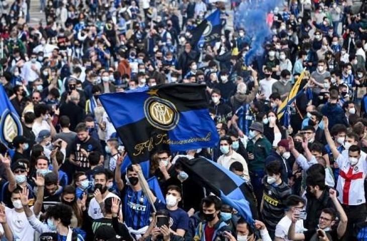 Para pendukung Inter Milan berpesta di Kota Milan merayakan gelar juara Liga Italia 2020/2021 yang dipastikan tim kesayangan mereka pada Minggu (2/5/2021) malam WIB. [PIERO CRUCIATTI / AFP]