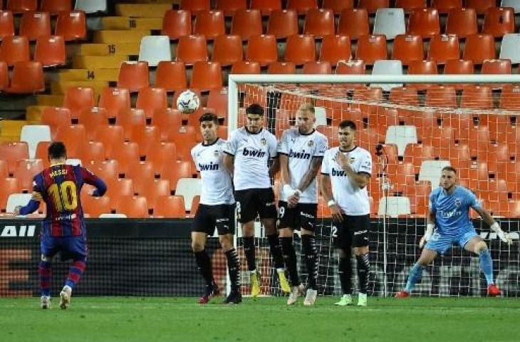 Bintang Barcelona Lionel Messi mencetak gol ke gawang Valencia dalam lanjutan Liga Spanyol di Mestalla stadium. (JOSE JORDAN / AFP)