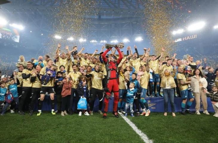 Pemain Zenit Saint Petersburg menyamar jadi Deadpool saat mengangkat trofi juara Liga Rusia. (Twitter/@Russia)