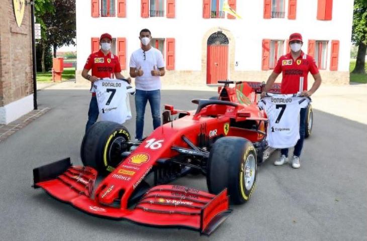 Bintang Juventus, Cristiano Ronaldo berpose dengan dua pembalap F1 Ferrari, Charler Leclerc dan Carlos Sainz. (Twitter/@ScuderiaFerrari)