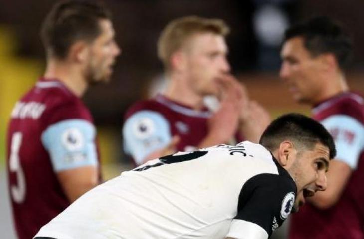 Penyerang Fulham, Aleksandar Mitrovic terlihat kecewa usai timnya dipastikan terdegradasi usai kalah 0-2 dari Burnley dalam laga pekan ke-35 Liga Inggris di Stadion Craven Cottage, Selasa (11/5/2021) dini hari WIB. [CLIVE ROSE / POOL / AFP]